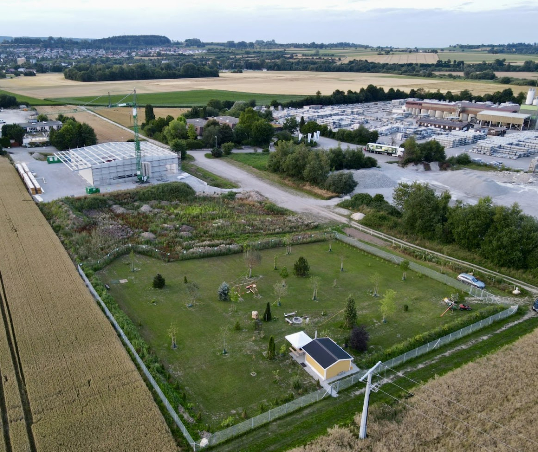 Luftaufnahme von Lagerhalle, Hof und Didi-Weber-Park