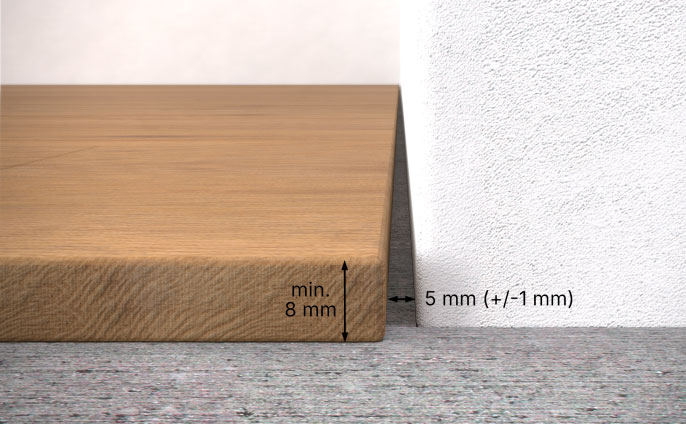 Querschnitt: Dehnfuge von 5 mm plus minus 1 mm zwischen Bodenbelag und Wand, Bodenbelag mindestens 8 mm stark